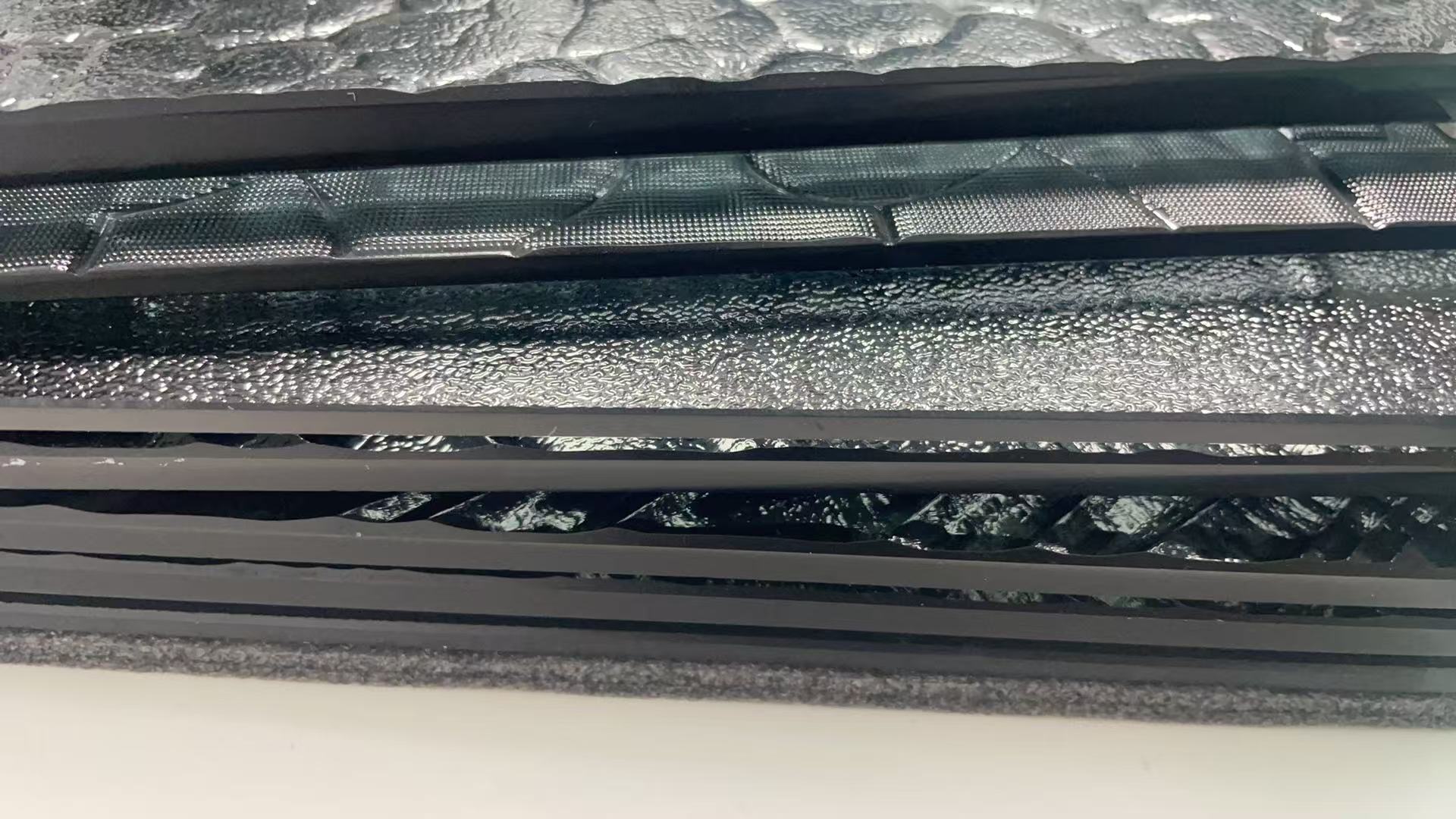 The edge of the embossed glass after edge grinding The edge of the embossed glass after edge grinding