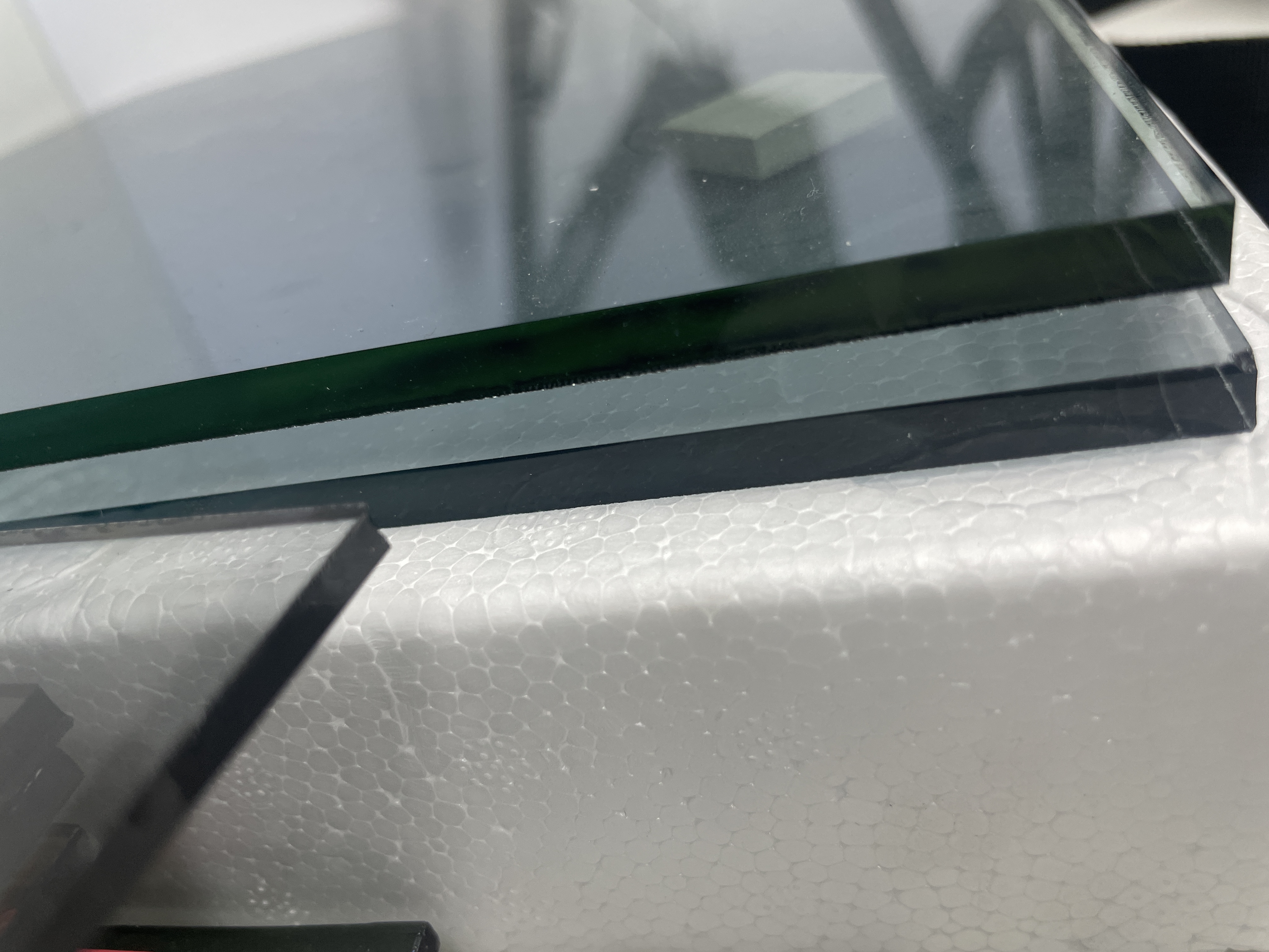 The edge of the glass with burrs and sharp edges The edge of the glass with burrs and sharp edges