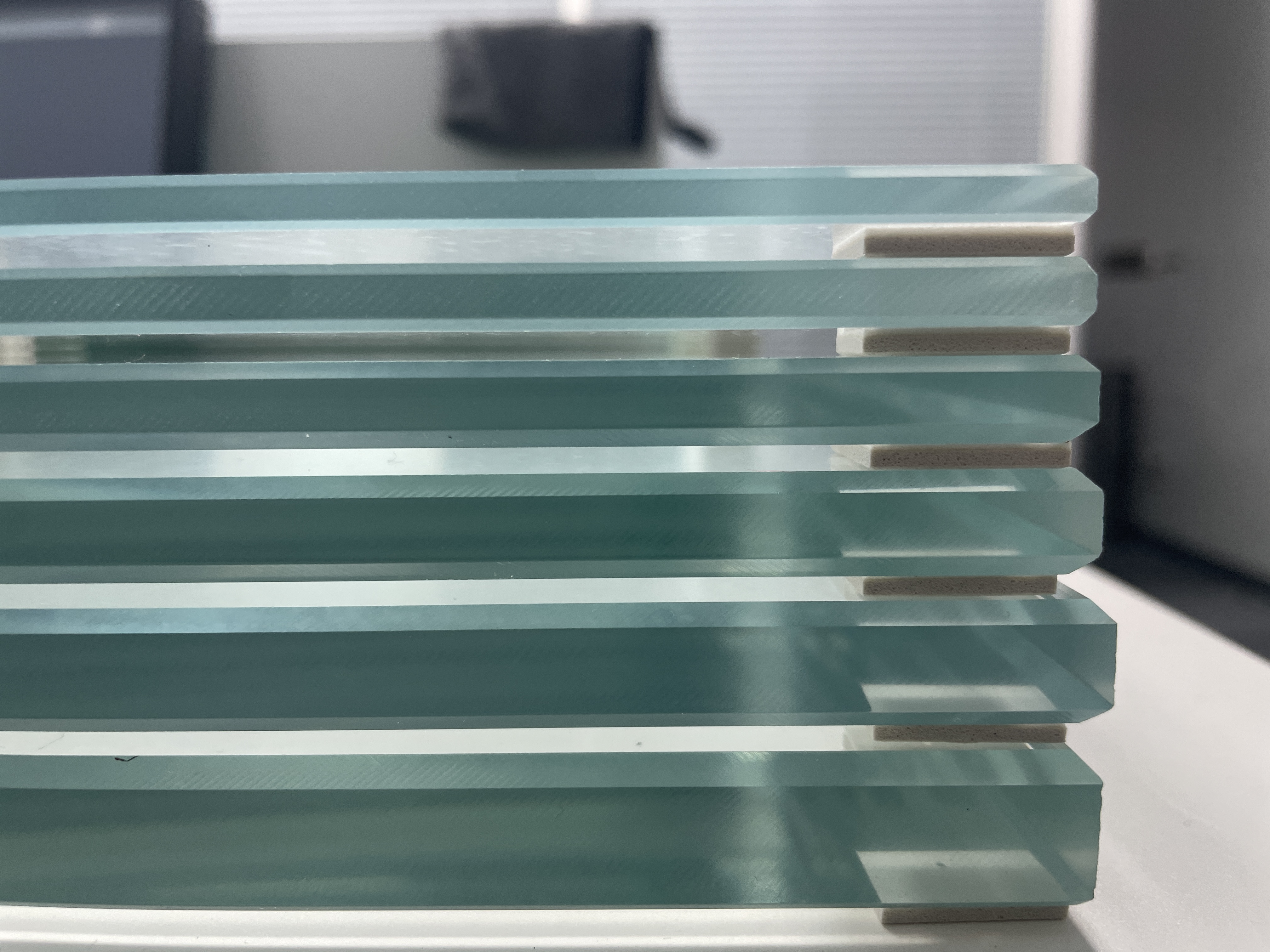 The edge of the ultra-white glass after edge grinding The edge of the ultra-white glass after edge grinding