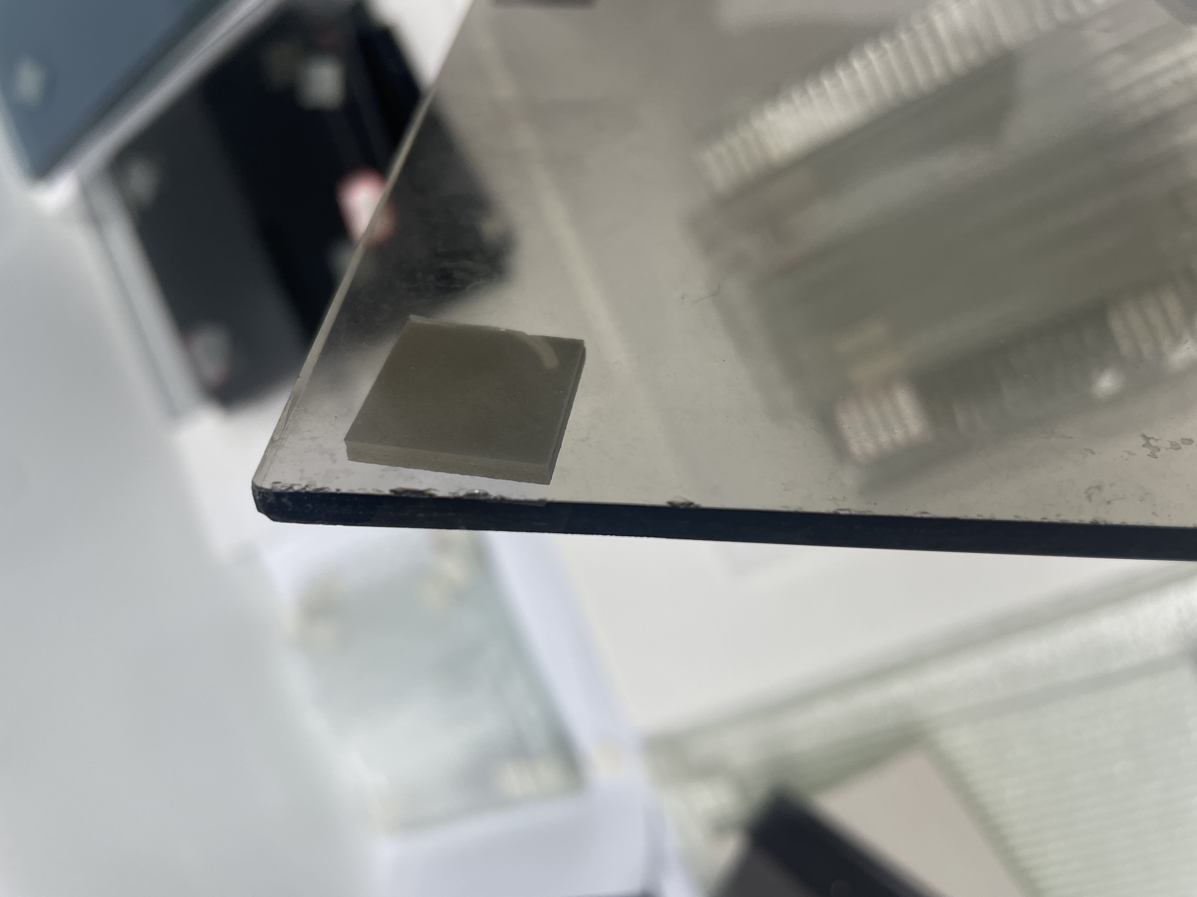 Glass that has not undergone edge grinding treatment Glass that has not undergone edge grinding treatment