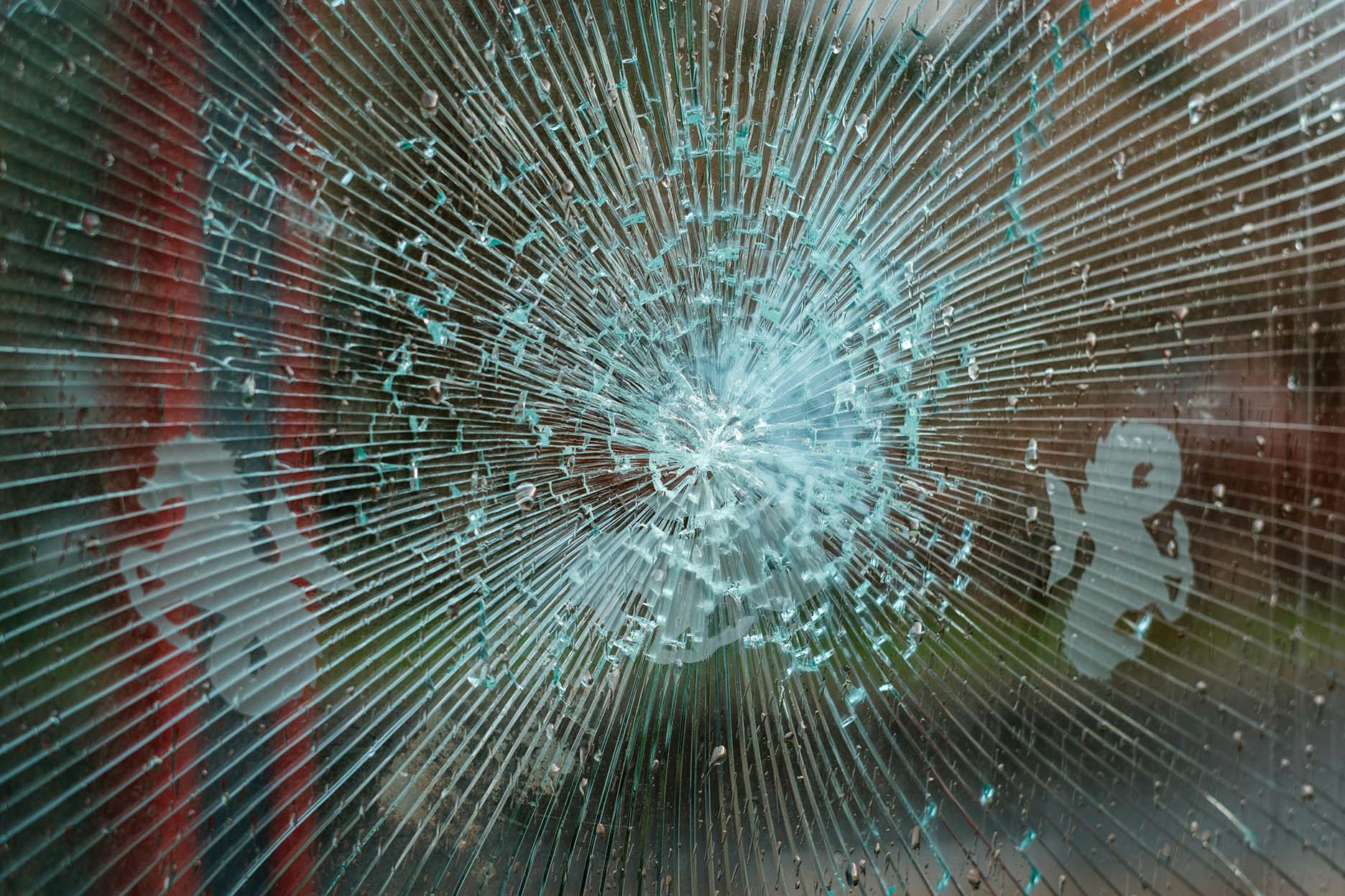 Tempered glass spontaneous breakage.jpg