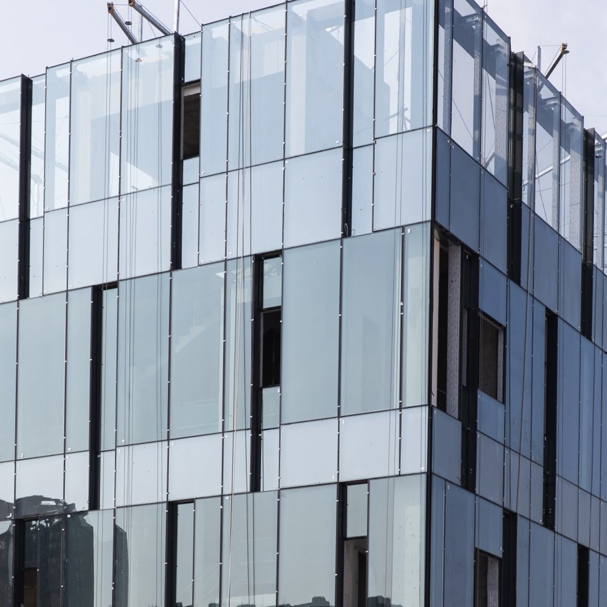 Mid-height glass curtain wall