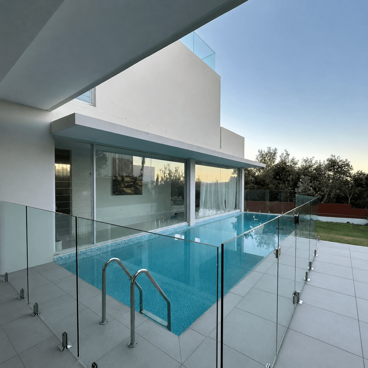 Trilhos de vidro para p&aacute;tios de &aacute;reas de piscina